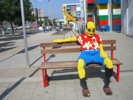 Duisburg : Innenhafen, die Figur besteht ebenfalls aus Legosteinen